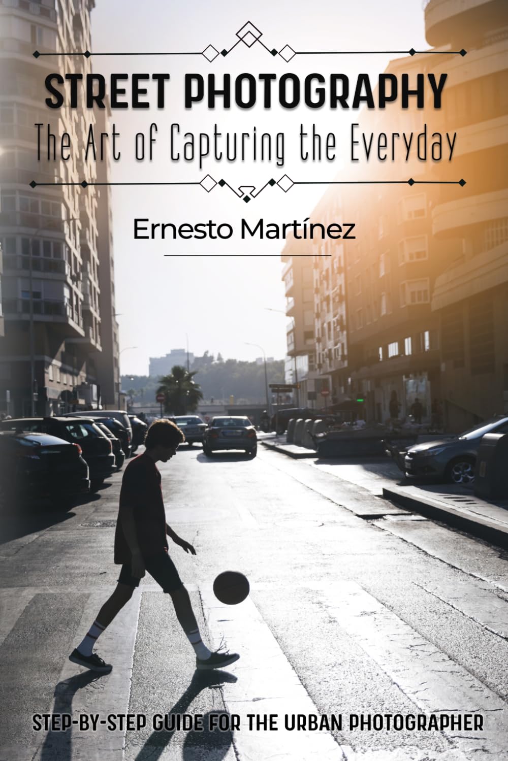 Street Photography: The Art of Capturing the Everyday: Step-by-step guide for the urban photographer (Master Guide to Photography)
